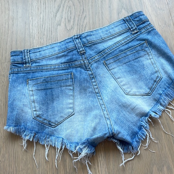 Signature eight Jean shorts size small with stretch, super comfy denim cut offs - Picture 3 of 3